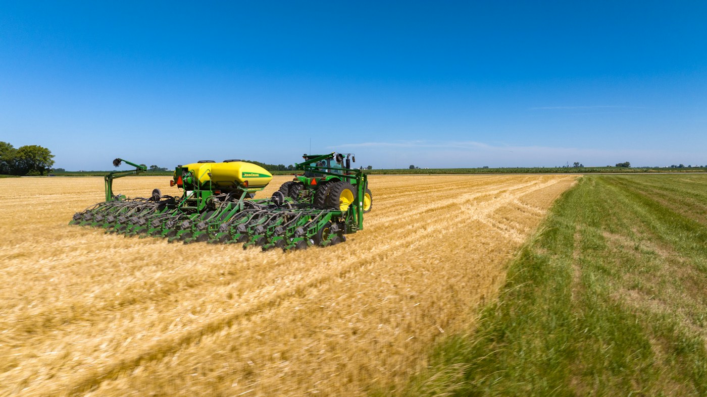 Traktor bei der Arbeit auf einem Feld